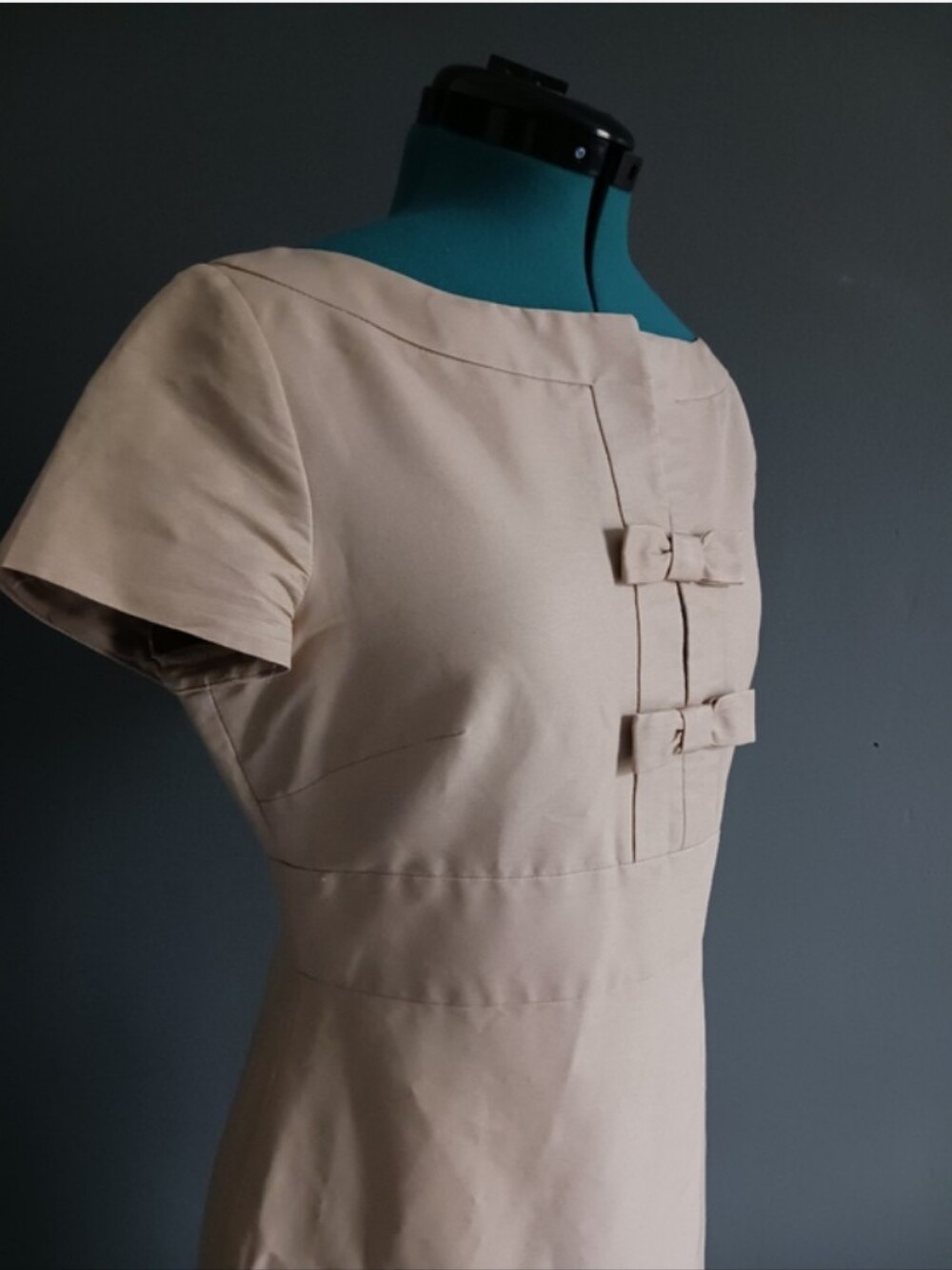 Valentino Classic Cream Sheath Dress with Bow Detail Size 6 - Picture 4 of 10